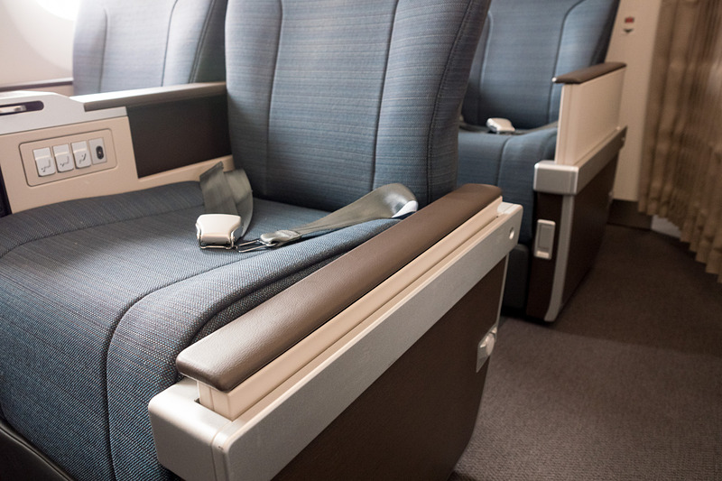 アームレストは昇降する