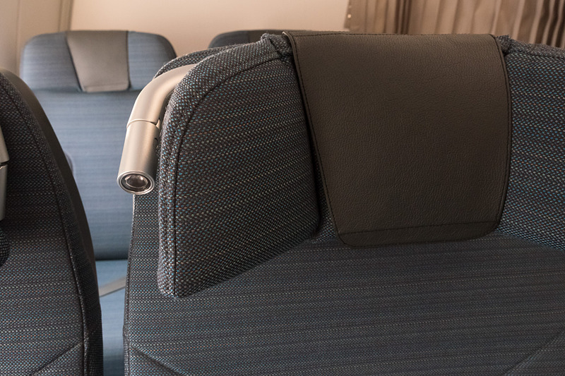 ヘッドレストの脇に読書灯を備える