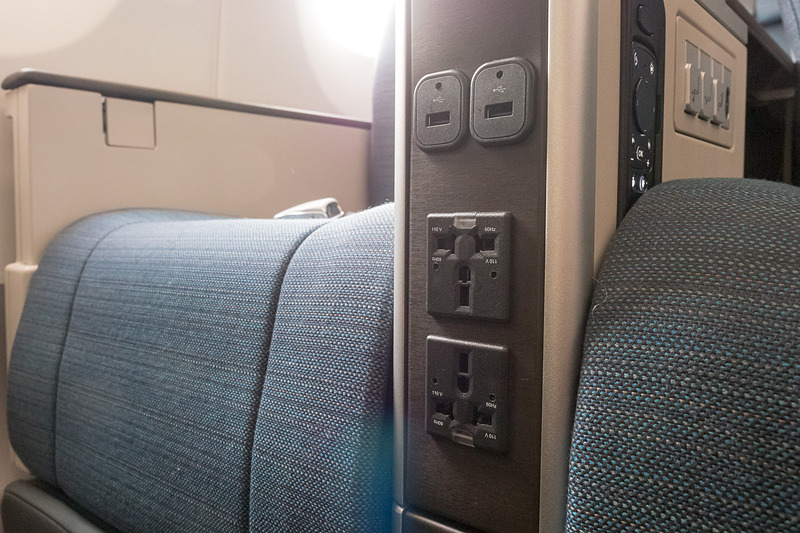 シート間にユニバーサルAC電源とUSB電源