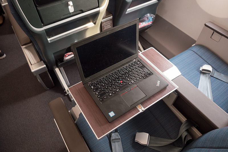 12.5インチのノートPCを置いた様子