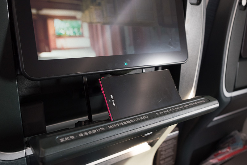 シートモニターの下にタブレット/スマホスタンドを装備。溝が長いので、12インチ程度までのタブレットを置ける