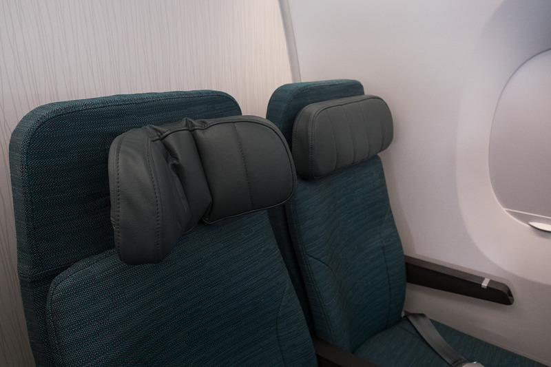 ヘッドレストは新しい構造のものを採用。内側にのみ折れ曲がるものだが、その柔軟性が高いので、より頭をホールドしやすくなっているという