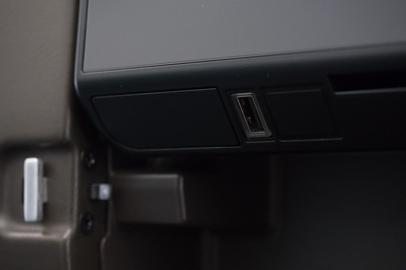 シートモニターの下にUSB電源を備える