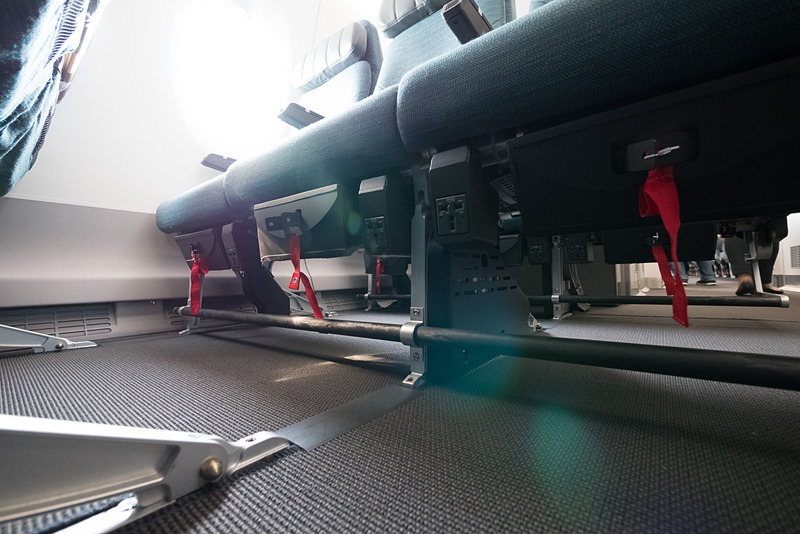 ユニバーサルAC電源は足下の膝裏部分に各席1個ずつ（3席につき3個）備える