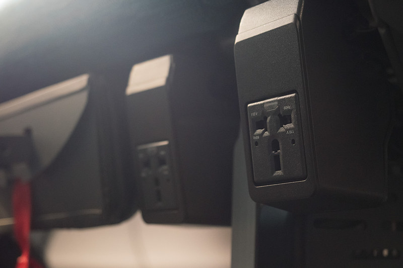 ユニバーサルAC電源は足下の膝裏部分に各席1個ずつ（3席につき3個）備える