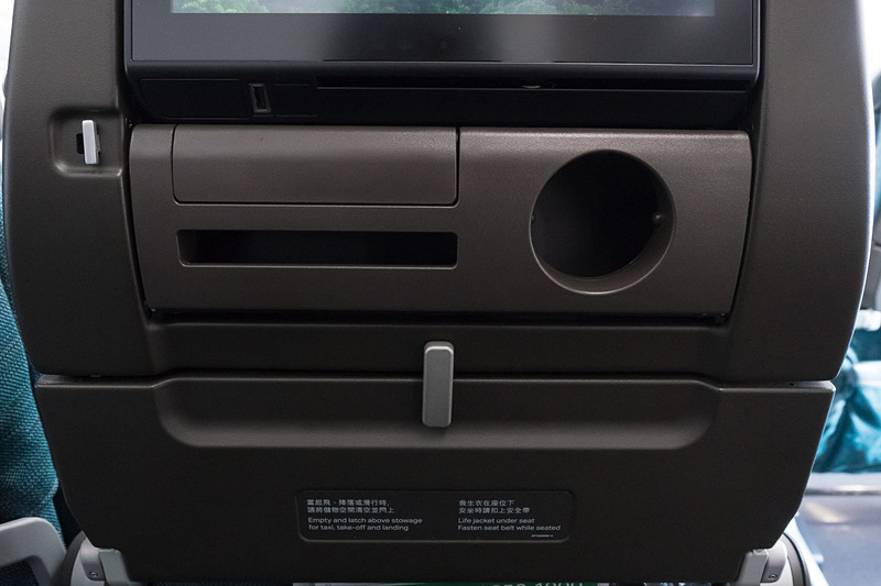 シートモニターの下に備えるタブレット/スマホスタンドがマイナーチェンジ