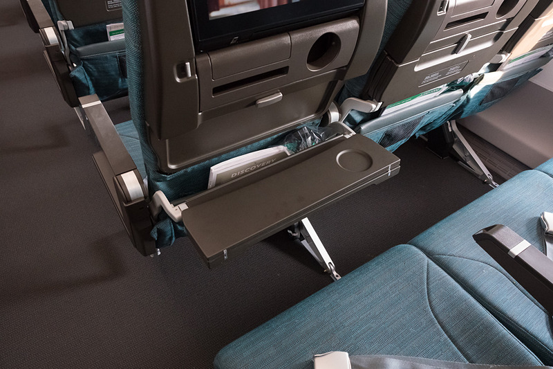 テーブルは2段階に広げられる。写真右は12.5インチのノートPCを置いた様子