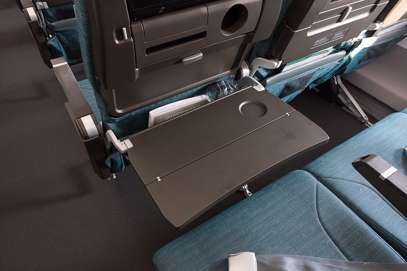 テーブルは2段階に広げられる。写真右は12.5インチのノートPCを置いた様子