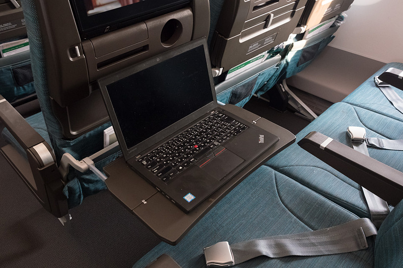 テーブルは2段階に広げられる。写真右は12.5インチのノートPCを置いた様子