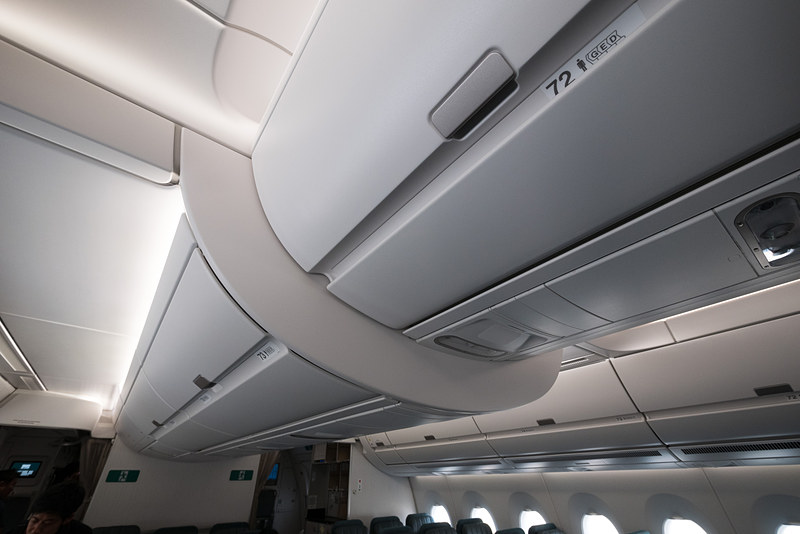 73列目以降のオーバーヘッドコンパートメントは、クルーレストの真下にあるために少し下がった位置に設置されている。エアバス A350-1000型機では天井が低くなっているエリアが長いこともあってか、収納を設けるという選択をしている