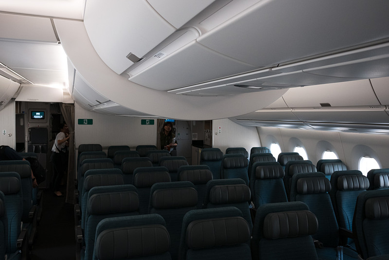 73列目以降のオーバーヘッドコンパートメントは、クルーレストの真下にあるために少し下がった位置に設置されている。エアバス A350-1000型機では天井が低くなっているエリアが長いこともあってか、収納を設けるという選択をしている