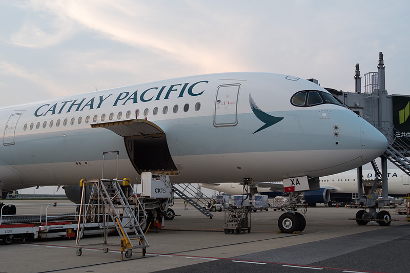 機体前方。丸みのあるコックピットの窓はエアバス A350-900型機と同じ