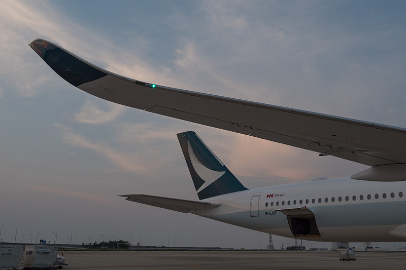 主翼の形状も見直され、-900型機よりも後縁を伸ばすことでより低い速度で着陸態勢に入れるようにしている