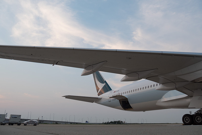 主翼の形状も見直され、-900型機よりも後縁を伸ばすことでより低い速度で着陸態勢に入れるようにしている