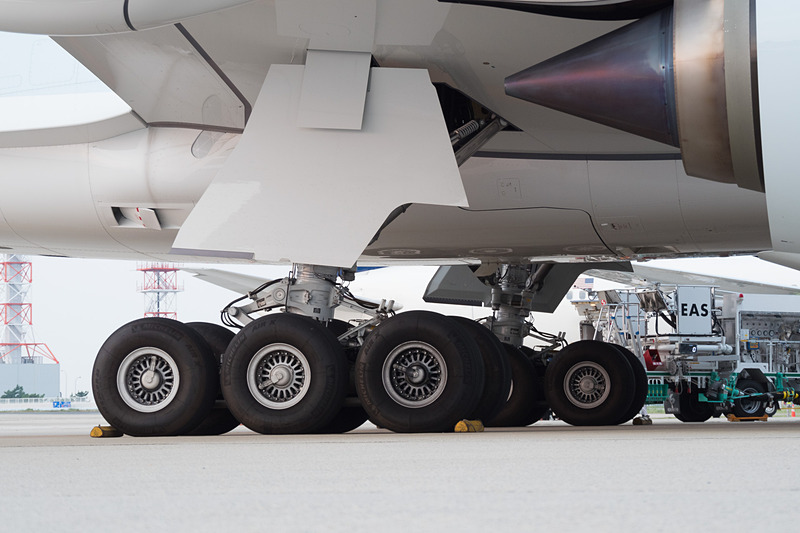 メインギアを6輪にしているのも大きな特徴。-900型機は4輪