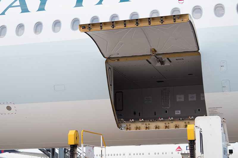 前方カーゴスペース