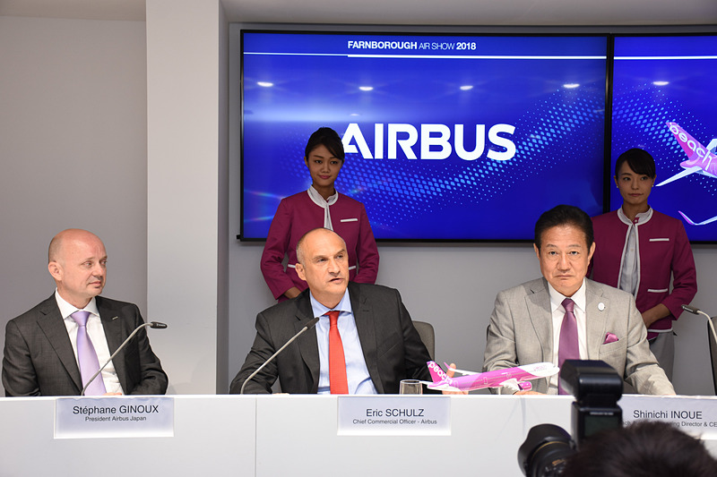 会見に臨む両社。右からPeach Aviation株式会社 代表取締役CEO 井上慎一氏、エアバス CCO エリック・シュルツ（Eric Schulz）氏、エアバス・ジャパン 代表取締役社長 ステファン・ジヌー（Stephane Ginoux）氏