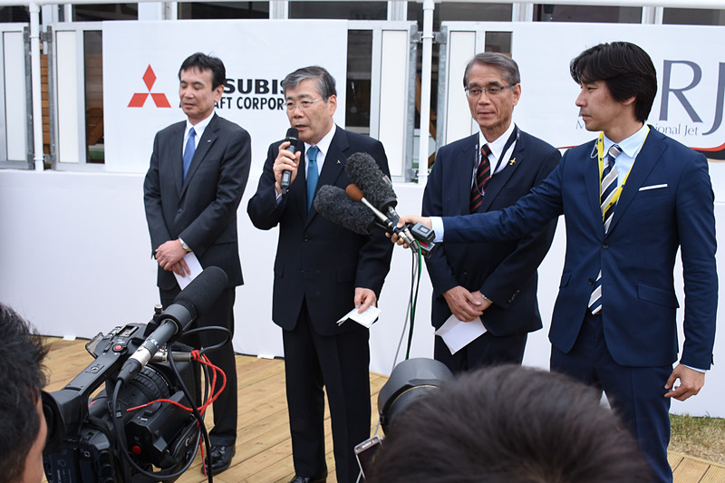 会見に応じる3者。左から、全日本空輸株式会社 取締役 常務執行役 伊東裕氏、三菱重工業株式会社 社長兼CEO 宮永俊一氏、三菱航空機株式会社 代表取締役社長 水谷久和氏