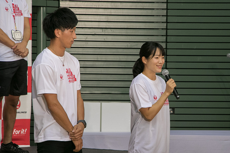JALアスリート社員である陸上・短距離走の土井杏南選手（右）と三段跳の山本凌雅選手（左）