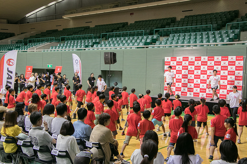 土井杏南選手や山本凌雅選手と一緒にみんなで準備運動