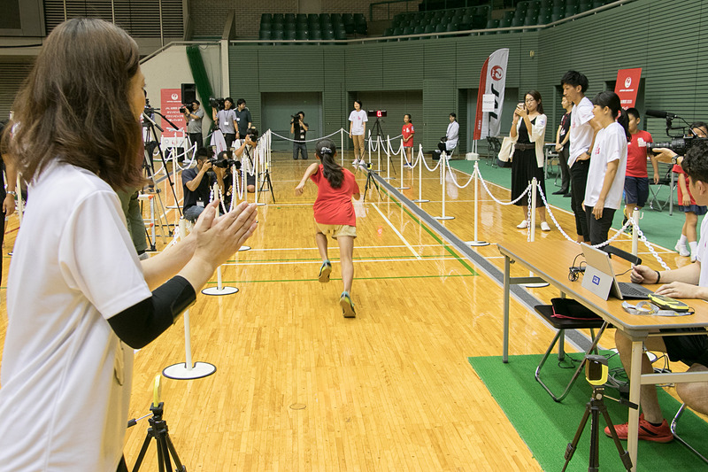 子供たちはそれぞれにIDが割り当てられ、各コーナーの担当者が測定データを入力して記録していく
