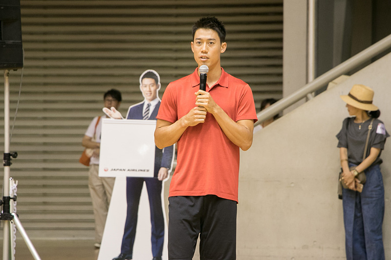 錦織圭選手が登場して大きな歓声と拍手が起こる