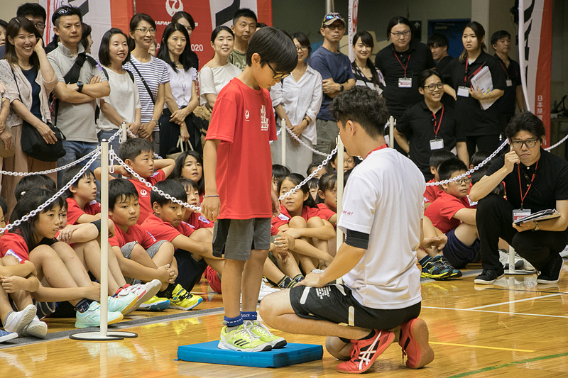 錦織圭選手が代表した4人の子供とともに「スイングスピード」「視覚反応ステップ」「ジャンプ力」「リカバリーバランス」に挑戦した