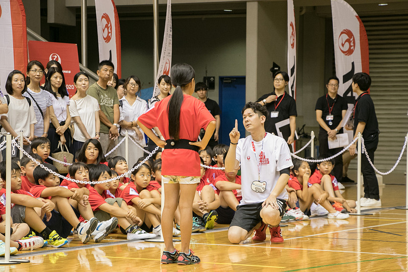 錦織圭選手が代表した4人の子供とともに「スイングスピード」「視覚反応ステップ」「ジャンプ力」「リカバリーバランス」に挑戦した
