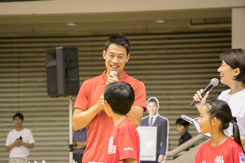 錦織圭選手が登場して大きな歓声と拍手が起こる