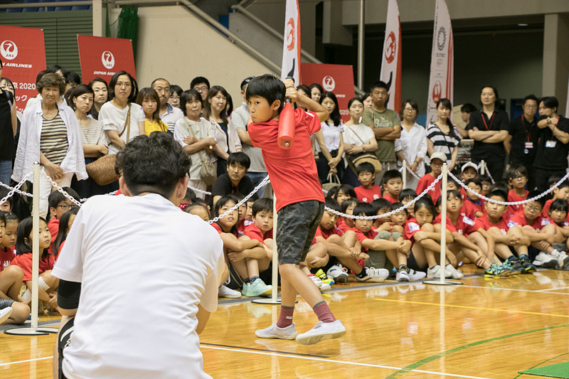 錦織圭選手が代表した4人の子供とともに「スイングスピード」「視覚反応ステップ」「ジャンプ力」「リカバリーバランス」に挑戦した