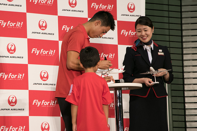 プレゼント抽選会では、錦織圭選手がJALのモデルプレーンなどに目の前でサインをして、当選した子供に手渡しして握手を交わした