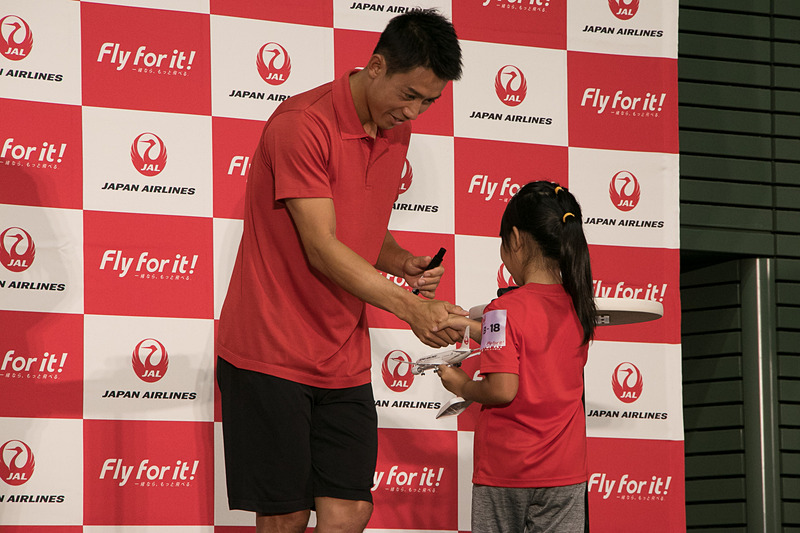プレゼント抽選会では、錦織圭選手がJALのモデルプレーンなどに目の前でサインをして、当選した子供に手渡しして握手を交わした