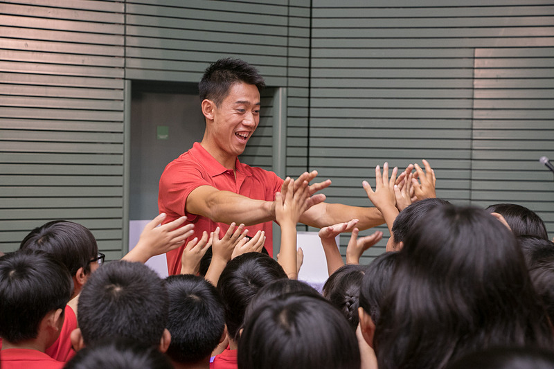 記念撮影を終えて子供たちとハイタッチする錦織圭選手