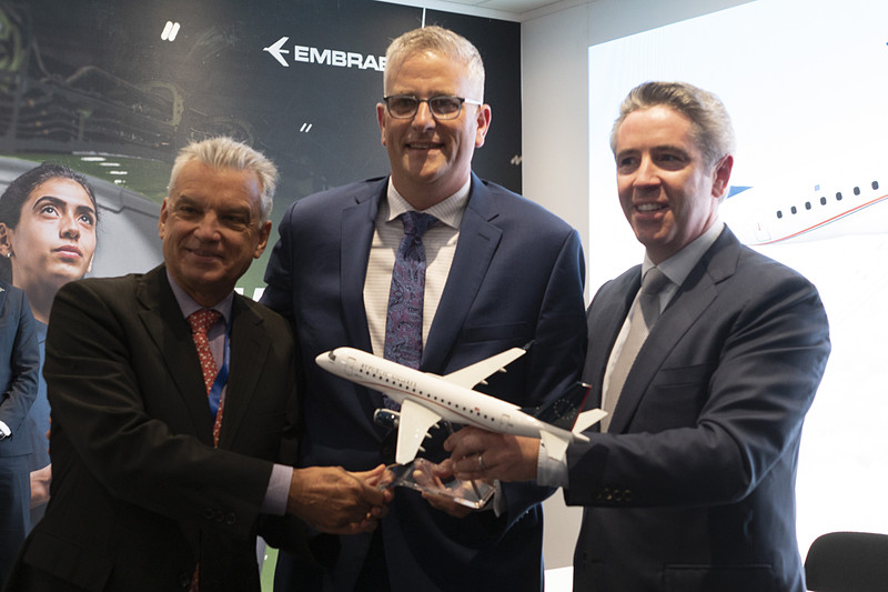 左はエンブラエル 社長兼CEO パウロ・シルバ（Paulo Cesar de Souza e Silva）氏、中央はリパブリック航空 CFO ジョー・オールマン（Joe Allman）氏