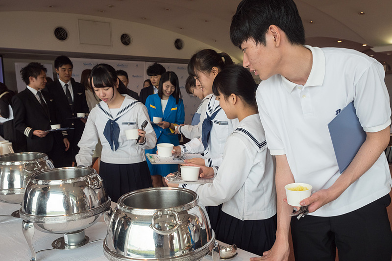 チームメンバーやバニラエアスタッフらが3種類の辛さをそれぞれ試食
