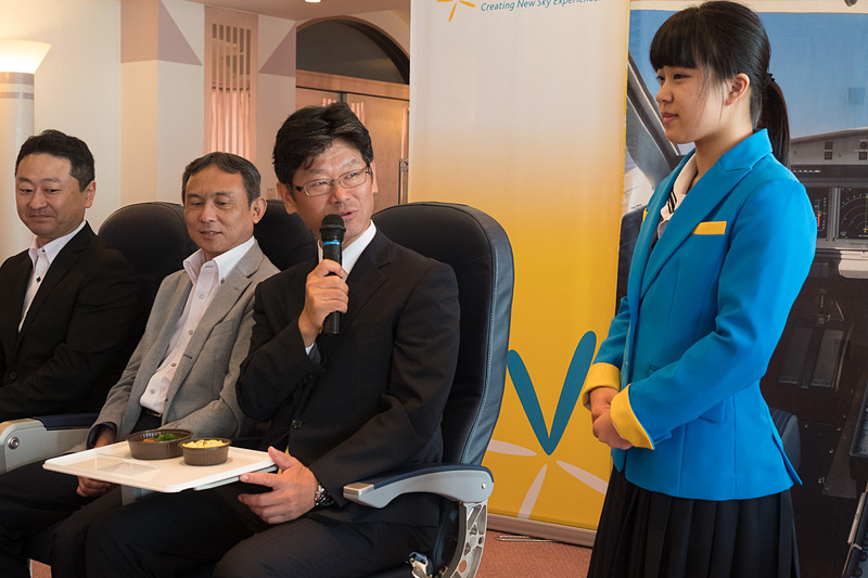 審査会の結果をバニラ・エア株式会社 代表取締役社長 五島勝也氏、バニラ・エア株式会社 常務取締役 オペレーション本部長兼インフライトサービス部長 猪木康正氏、北海道函館商業高等学校 商業科教諭 志平剛史氏へ報告。スープカレーの辛さや容器の方向性が決定した