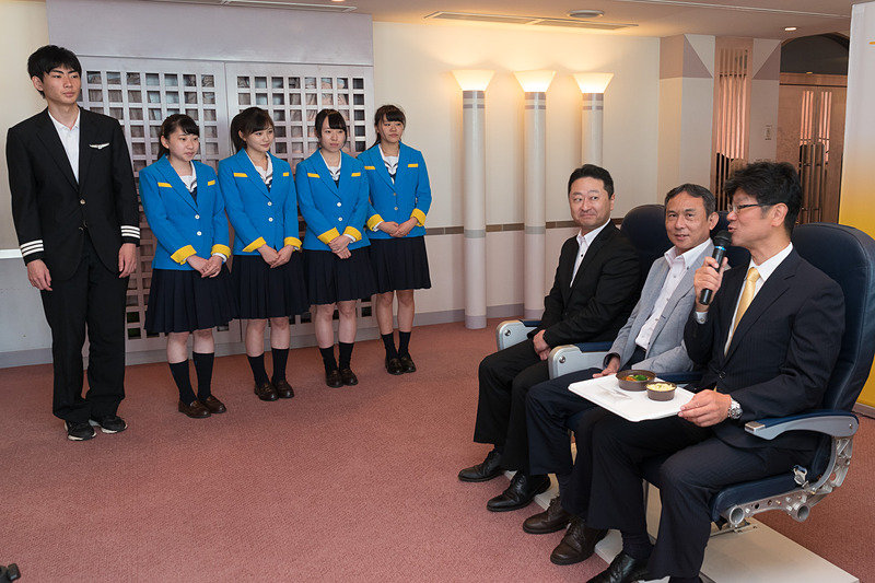 審査会の結果をバニラ・エア株式会社 代表取締役社長 五島勝也氏、バニラ・エア株式会社 常務取締役 オペレーション本部長兼インフライトサービス部長 猪木康正氏、北海道函館商業高等学校 商業科教諭 志平剛史氏へ報告。スープカレーの辛さや容器の方向性が決定した