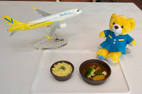 バニラエア初の容器2個を使った機内食。函館商業高校コラボの「スープ