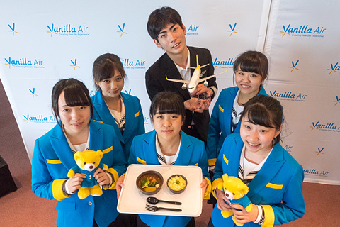 バニラエア初の容器2個を使った機内食。函館商業高校コラボの「スープ
