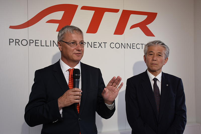 会見に登壇、覚書に署名する桑野氏とシェーラー氏