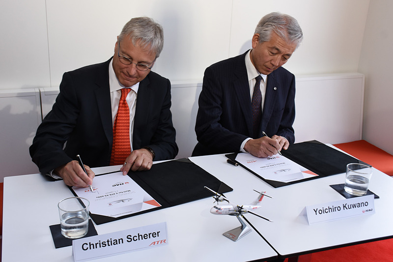 会見に登壇、覚書に署名する桑野氏とシェーラー氏