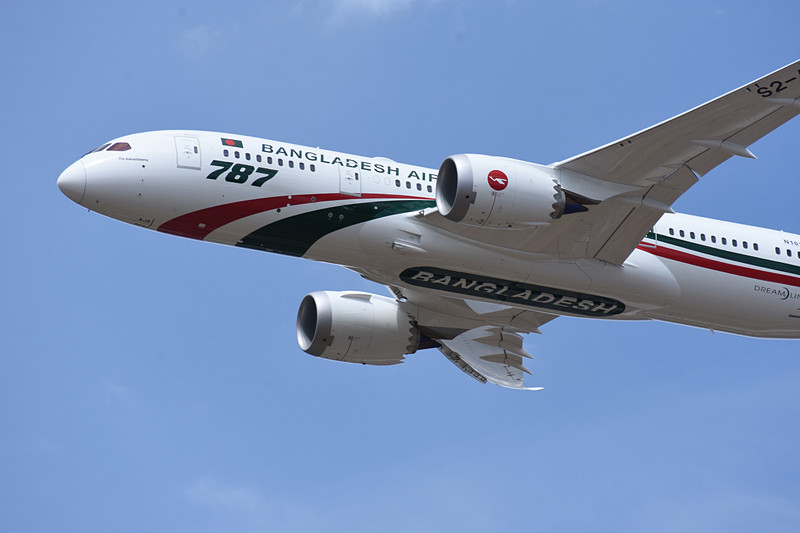 ボーイングはビーマン・バングラデシュ航空塗装の787-8型機の飛行展示を実施