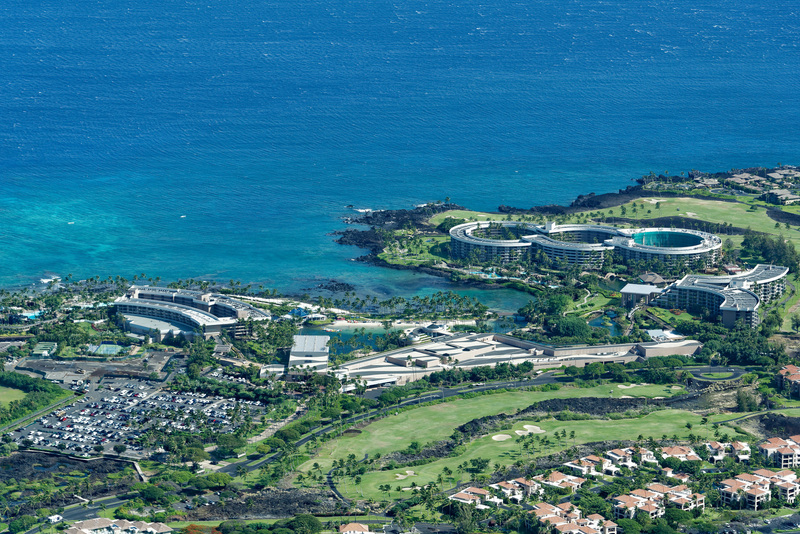 Hilton Waikoloa Villageの巨大な3つの建物が見える