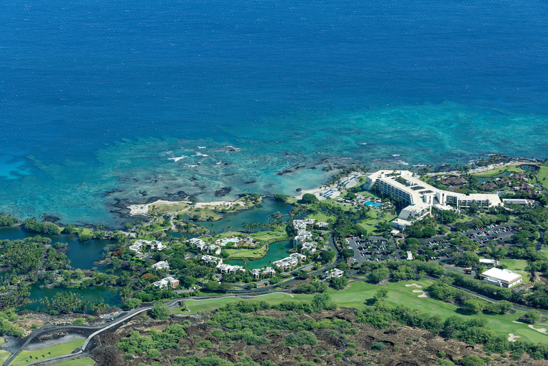 Hilton Waikoloa Villageの巨大な3つの建物が見える