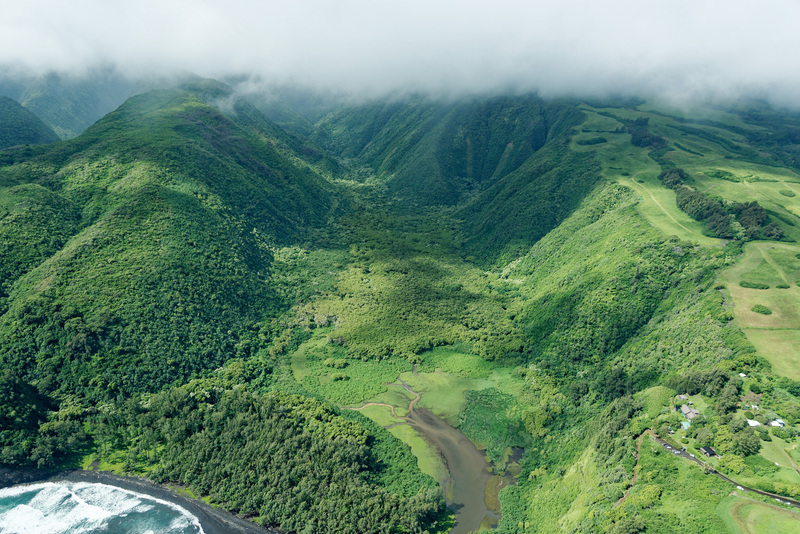 ハワイ島の北端にあるポロル渓谷とその周辺。切り取られたような断崖絶壁は地上からも見ることができる