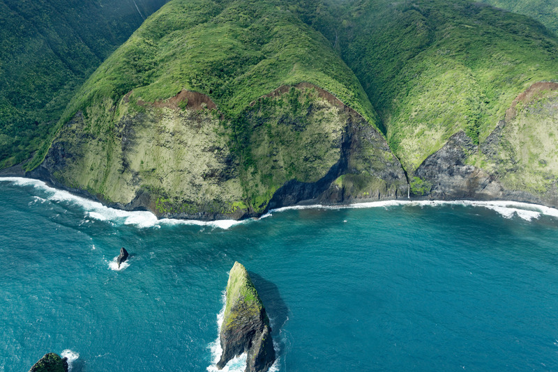 ハワイ島の北端にあるポロル渓谷とその周辺。切り取られたような断崖絶壁は地上からも見ることができる