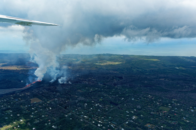 新しい噴火口を捉えた。噴煙が上空まで達している