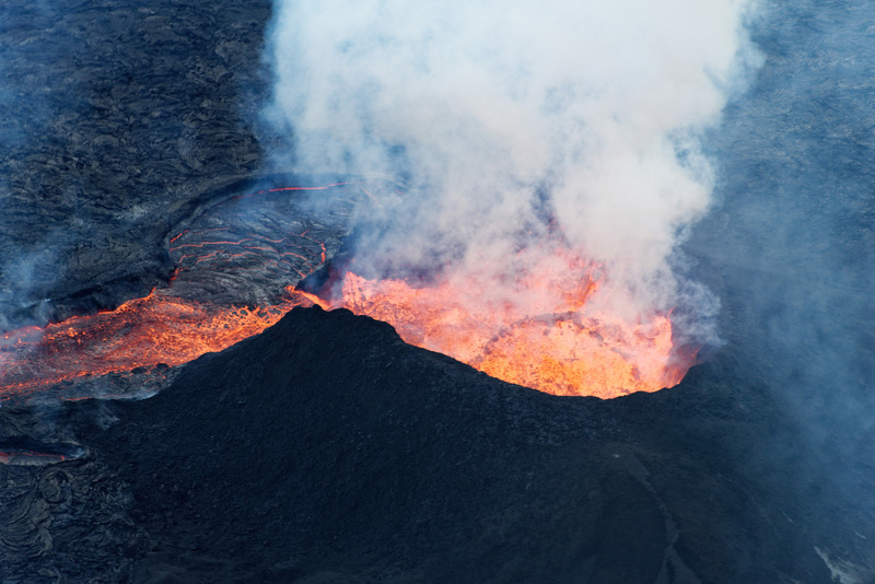 勢いよく噴出し、煮えたぎる溶岩がはっきりと見える