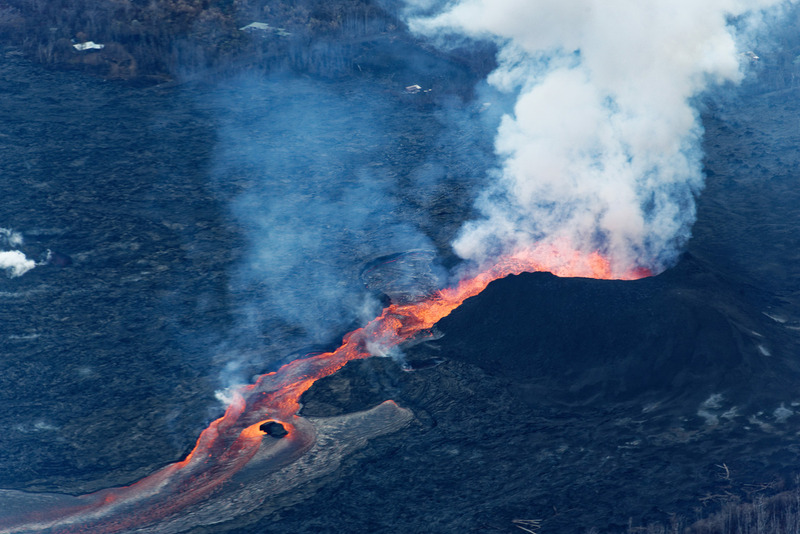 勢いよく噴出し、煮えたぎる溶岩がはっきりと見える