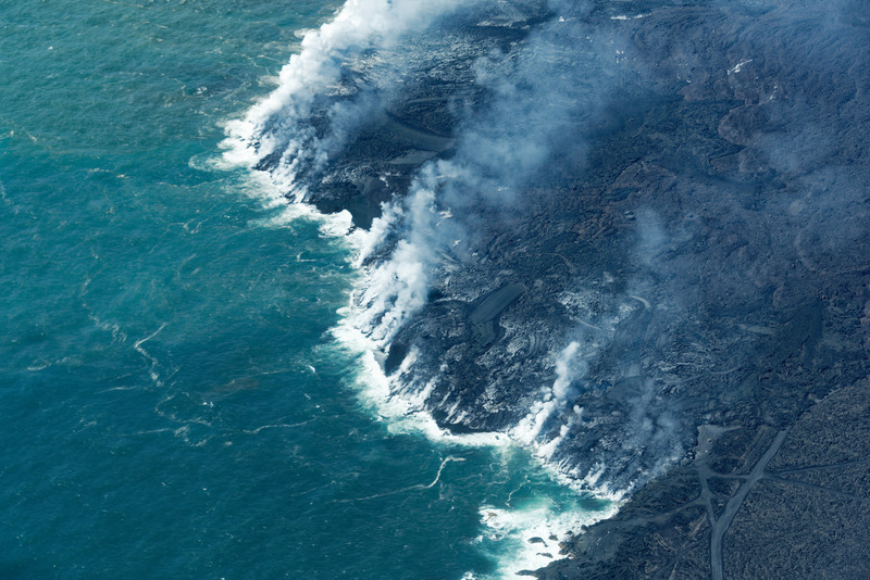溶岩が流れる先は海。海水に潜り込み、水蒸気を盛大に立ちのぼらせている